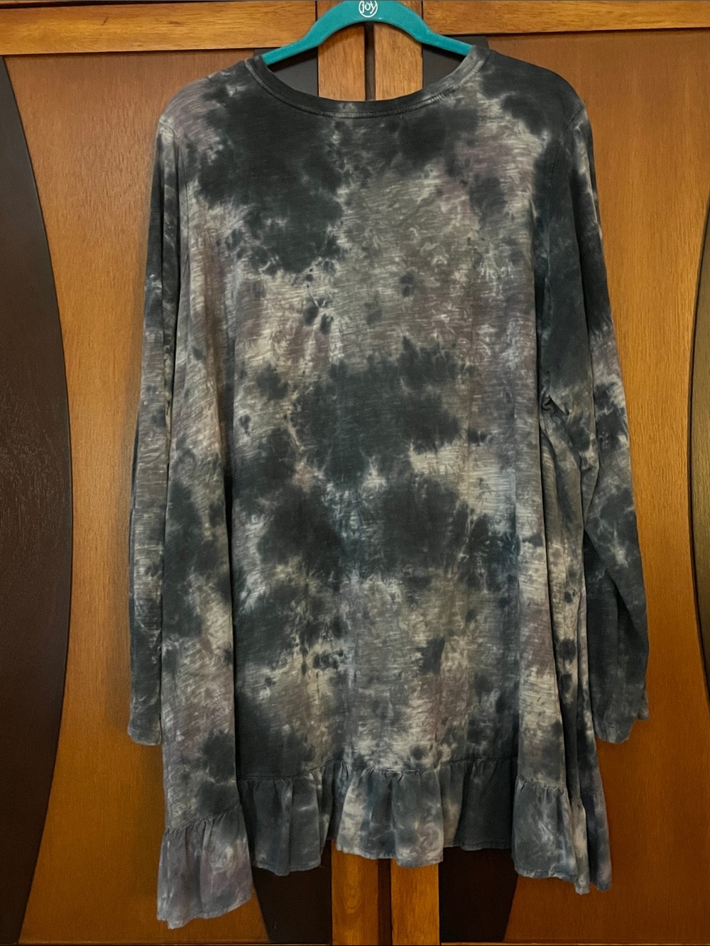 LOGO by Lori Goldstein Black and Gray Tie-Dye Ruffle-Hem Long Sleeve Tee - Picture 7 of 9